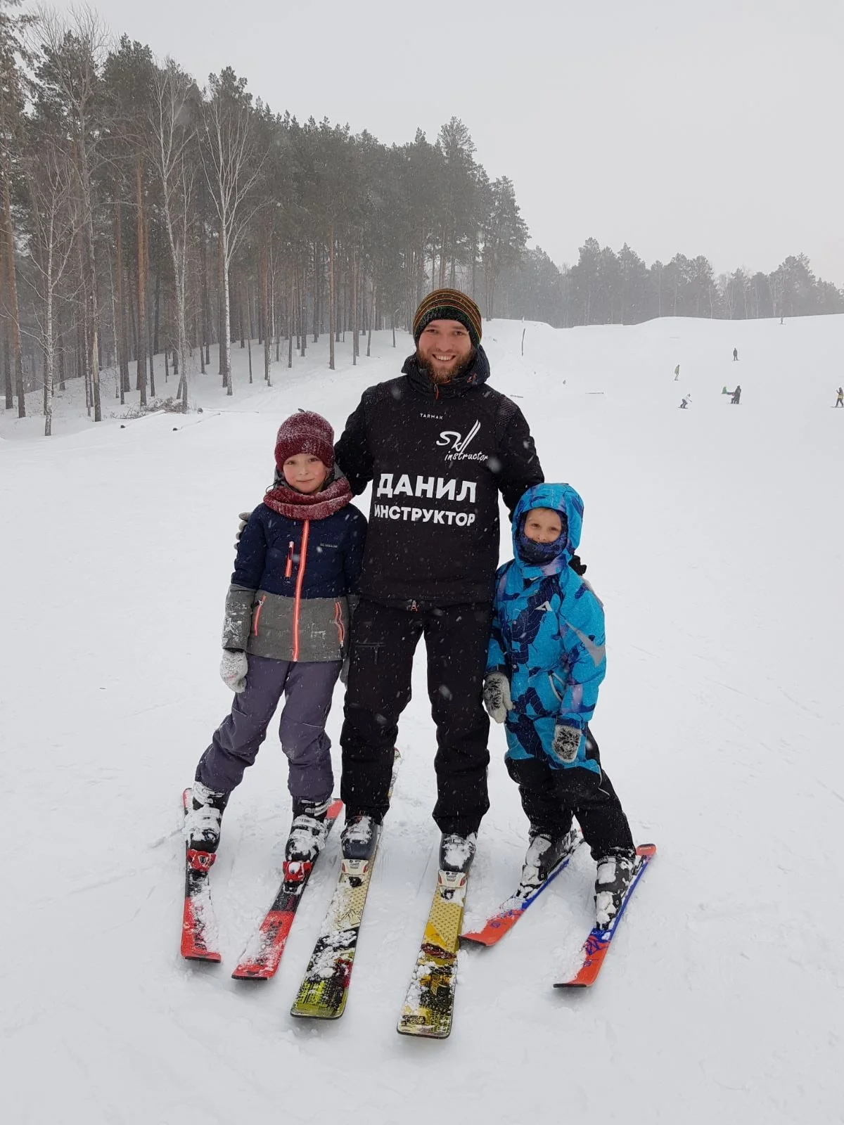 Групповое обучение горным лыжам и сноуборду Тюмень